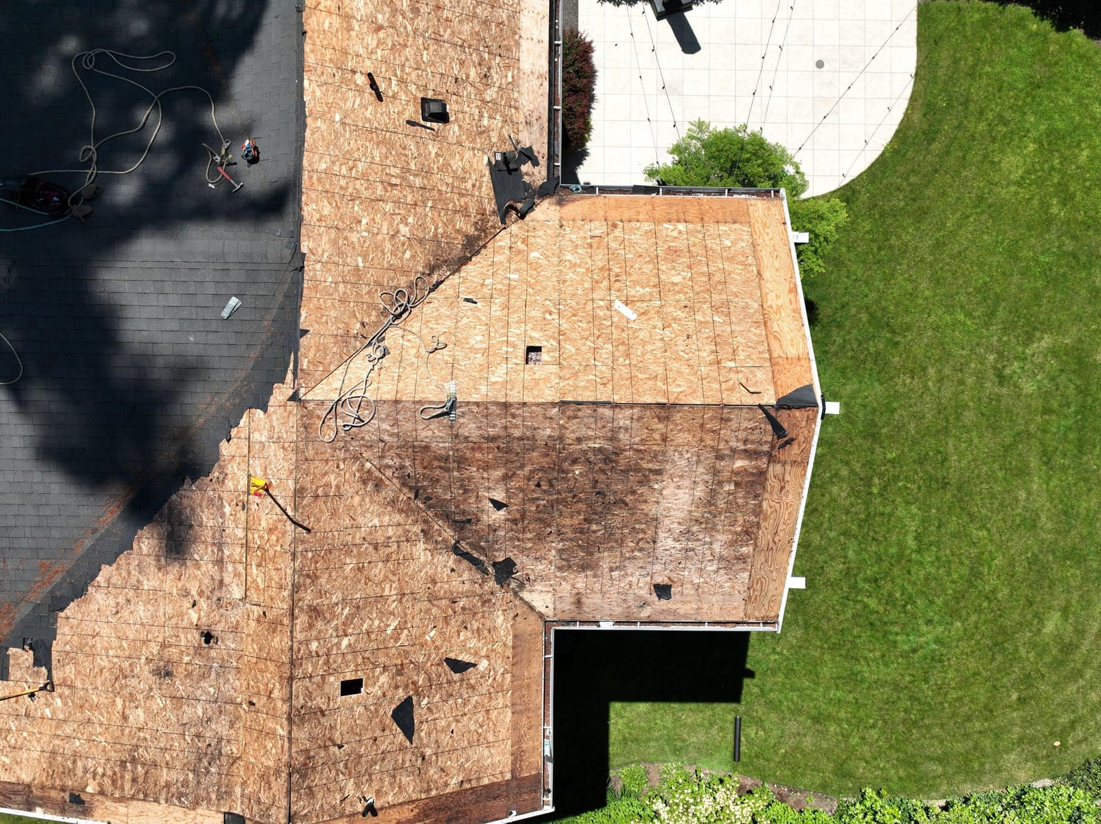 Aerial drone view of a worn, failing shingle roof in Snohomish County